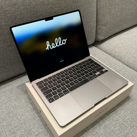 Strøken Apple MacBook Air M2 - Under 1 år gammel!