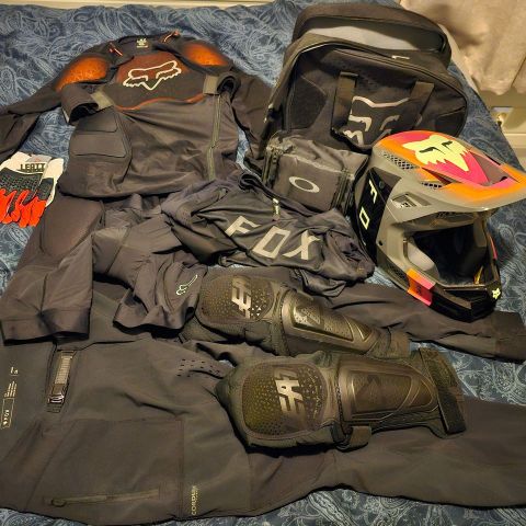Downhill utstyr, Fox Race pro carbon hjelm, fox baseframe skjorte og shorts mm..