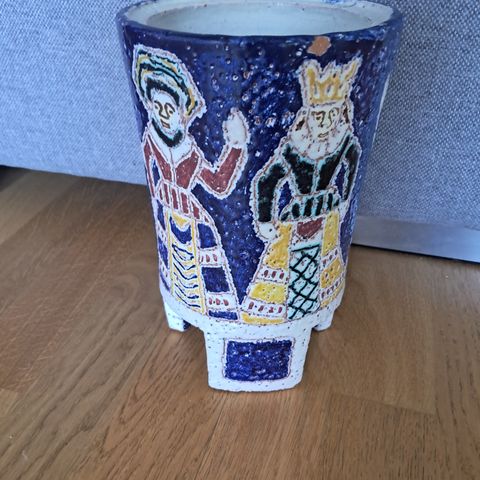 Stor keramikk boks/vase laget og signert av Erik Pløen og Tore Hamsun.