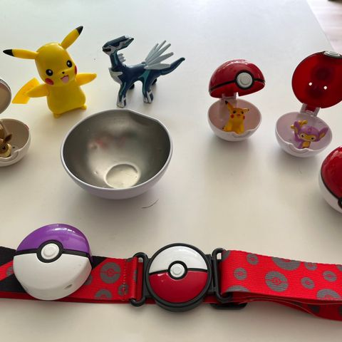 Pokemon belte og pokeballs med figurer