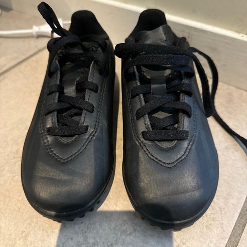 Svarte Adidas ute fotballsko str 28