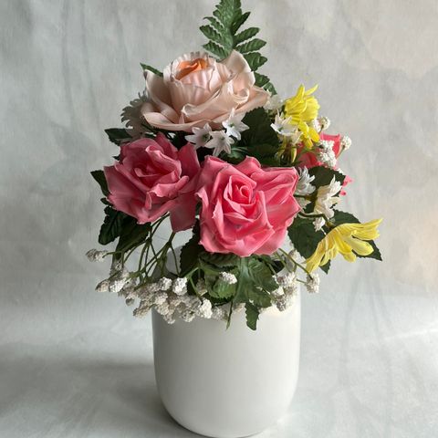 Vase med kunstige roser