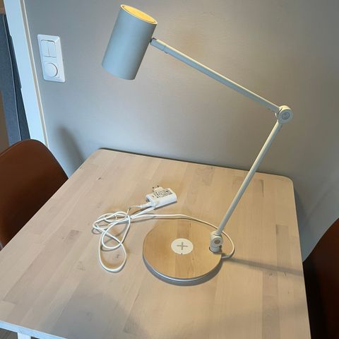 RIGGAD bordlampe fra IKEA med lader