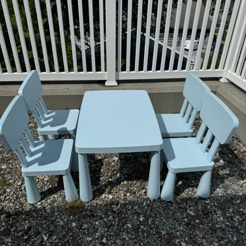 Mammut bord og 4 stoler i lyseblå