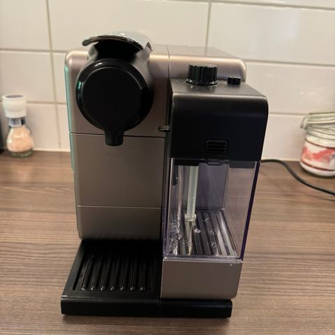 NESPRESSO Lattissima Touch kaffemaskin fra Delonghi