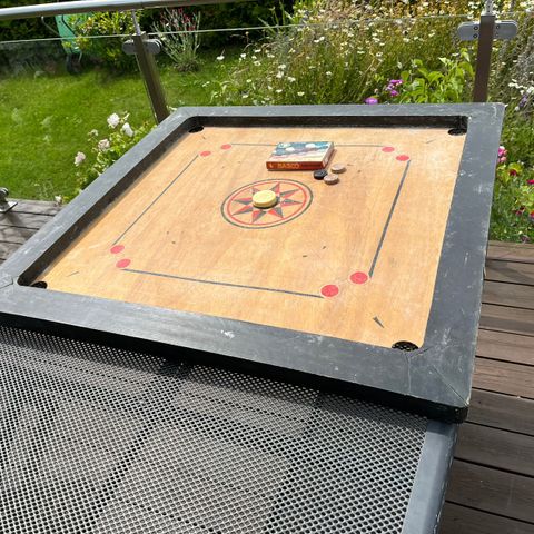 Carrom bord med brikker