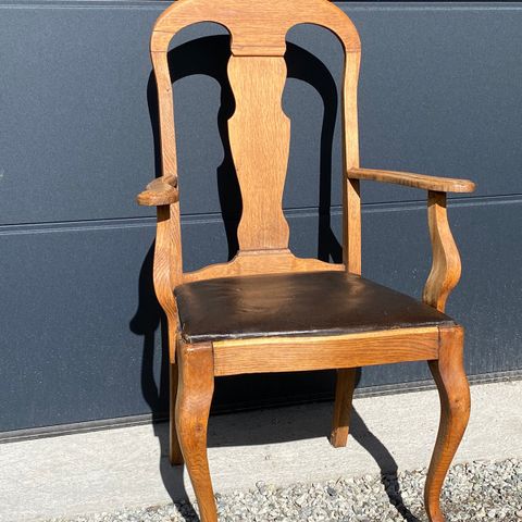 Antikk stol over 100 år gammel trenger litt reparasjon