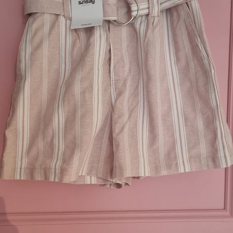 Shorts med rosa og hvite stripet