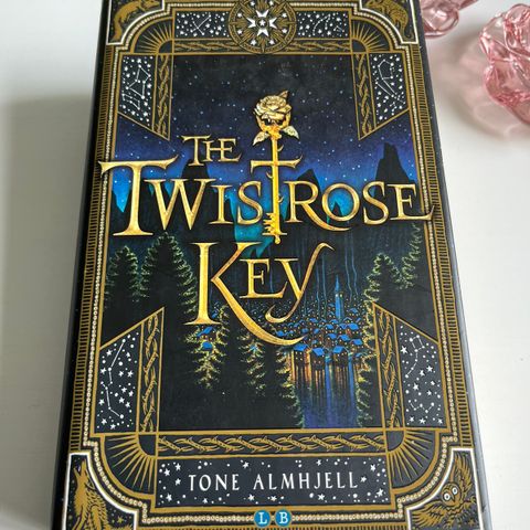 «The Twistrose Key» av Tone Almhjell (engelsk utgave)