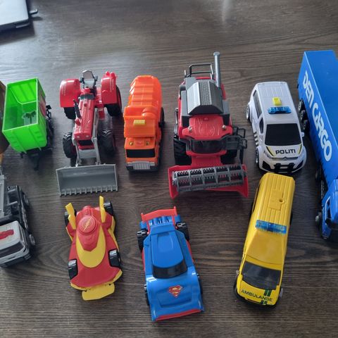 Biler, traktor, hengere og søppelbil