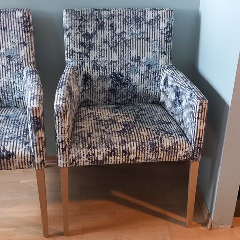 2 flotte stoler i god kvalitet, blå og hvit farget. Selges kr 500,- pr stk