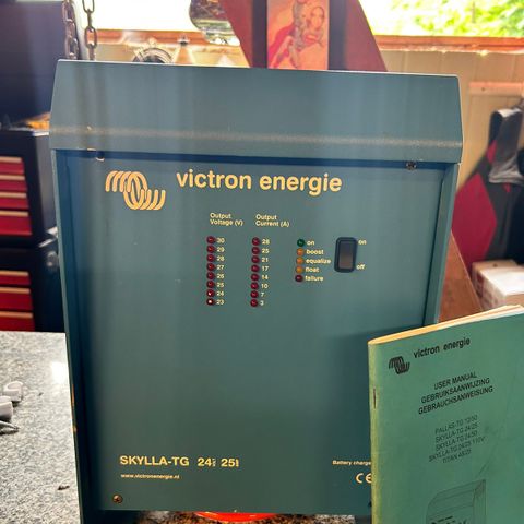 Victron Energi 24v 25 amp.