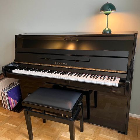 Strøkent svart lite akustisk piano, Eterna ER-C10