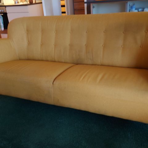 Gul sofa (180 cm) gis bort.