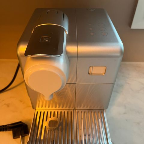 Nespresso kaffekapsel maskin med melkeskummer