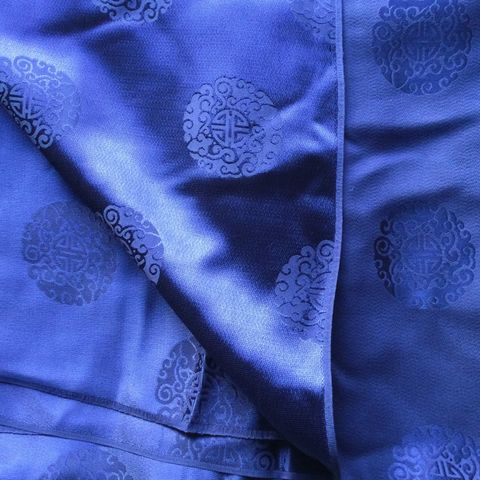 Silke høy kvalitet - kornblå ensfarget med lite motiv - 550cmx115cm