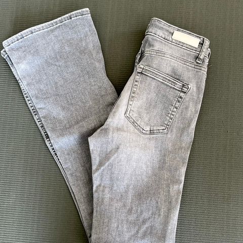 Onely flared jeans str 32/ M  grå