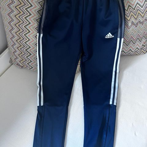 Adidas treningsbukse junior str 152