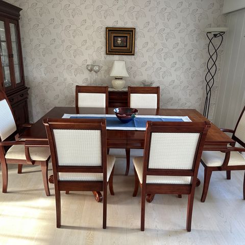 Spisestue, bord med seks stoler og innleggsplate