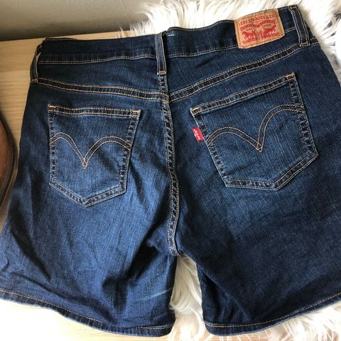 Levis shorts i mørk blå denim størrelse 28