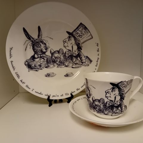 Alice in Wonderland, kopp og asjett fra Whittard