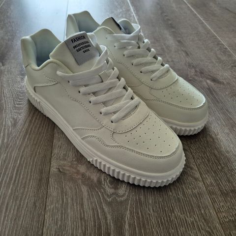 Hvite herresneakers Str 44 NYE