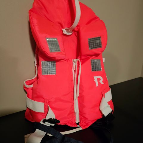 (Reservert til 12.07). Redningsvest rosa 15- 30 kg