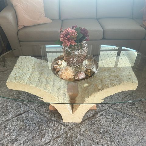 Pent brukt sofabord med glassplate