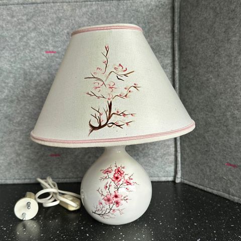 Vintage bordlampe med rosa kirsebær blomst