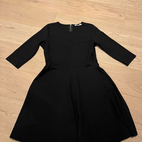 En svart kjole og en burgunder kjole selges samlet