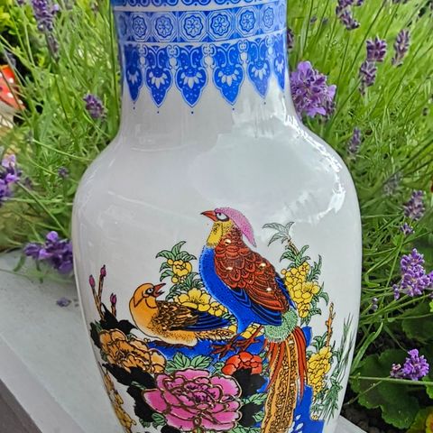 Nydelig vase porselen i asiatisk stil. 25,5 cm