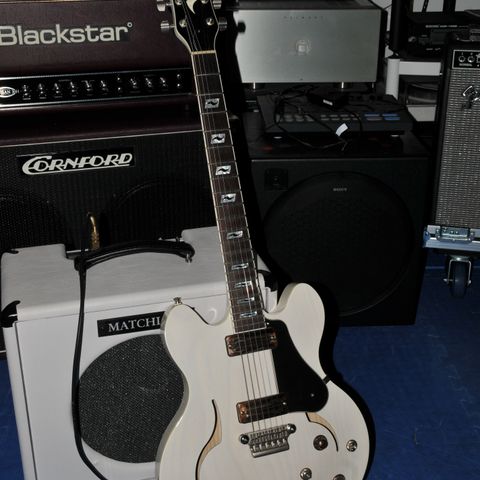 VOX VIRAGE DC m Gibson type ører.