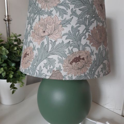 bordlampe i keramikk