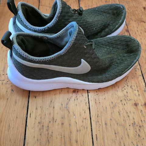 Grønne Nike sko med hvit såle str 38/39, selges!
