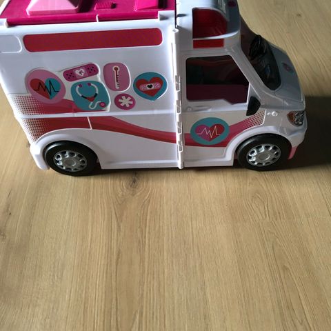 Barbiebil/ambulanse med lys og lyd og tilbehør