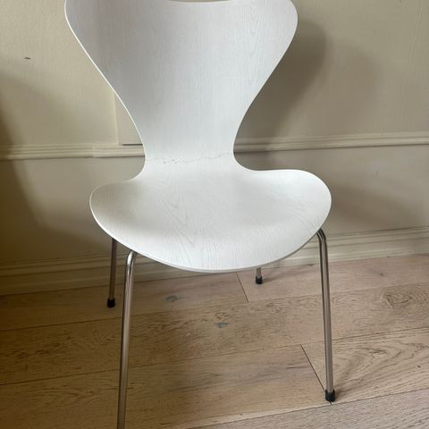 Hvit stol med «slapp rygg» til salgs