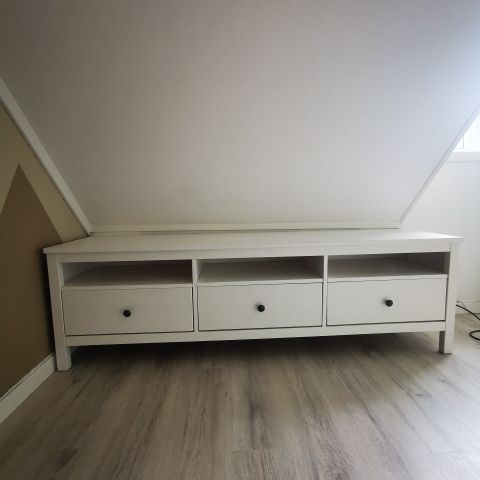 Hemnes tv-benk selges