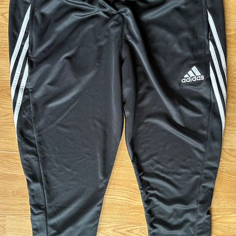 Adidas sort treningsbukse m/lommer str. XL.