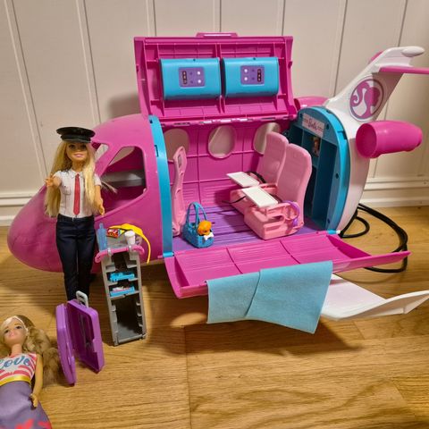 Barbie etc med Masse utstyr , fly, hester  scooter
