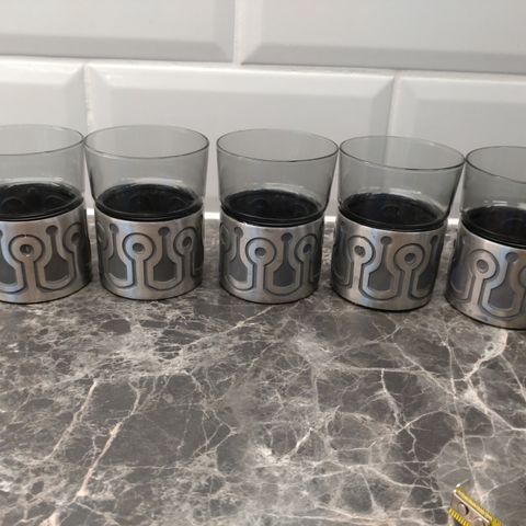 Fem flotte glass med tinnholder