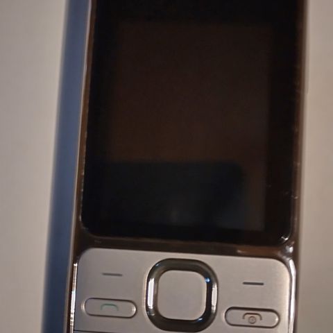 Nokia C2-01 med lader.