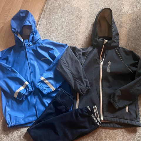 Regnjakke, softshell jakke og fleece bukse.