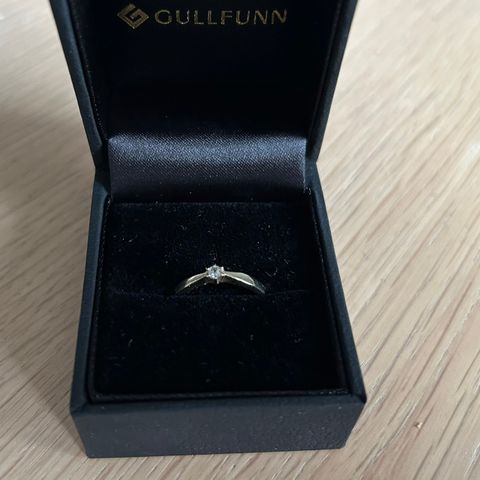 Forlovelsesring - diamantring i gult gull - Olivia