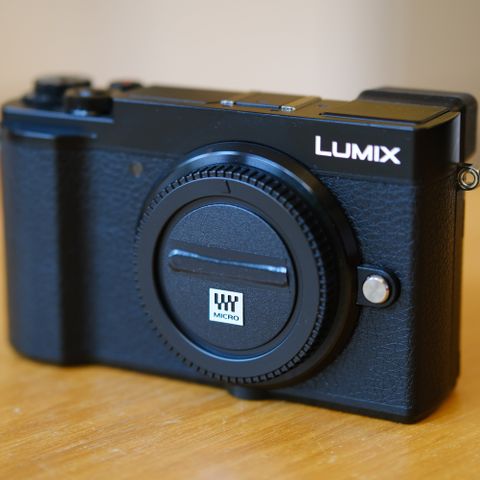 Panasonic Lumix GX9, great condition! Incl. grip, batteries, charger, strap...