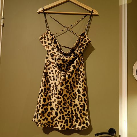 Dyremønster kjole fra Zara med åpen rygg 🥰