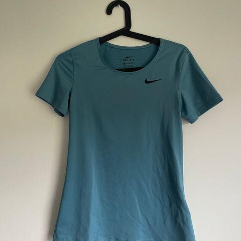 NIKE dri fit tskjorte