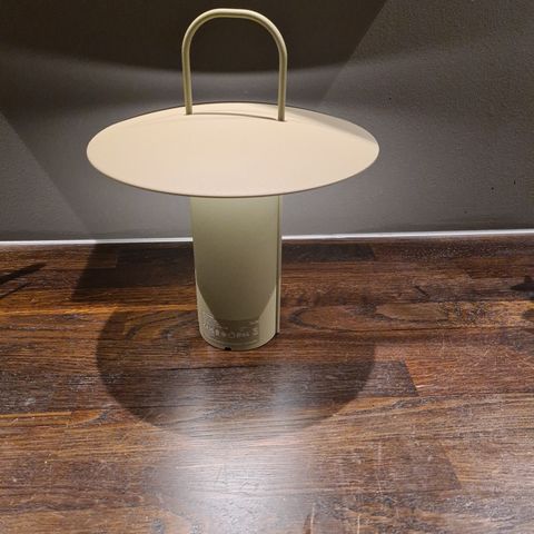 Flott bærbar bordlampe