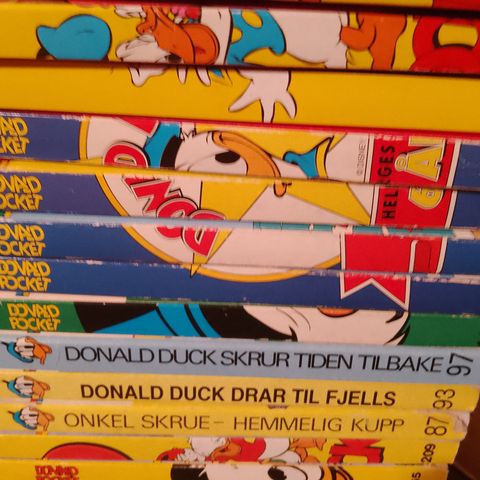 En samling med Donald Duck pocets