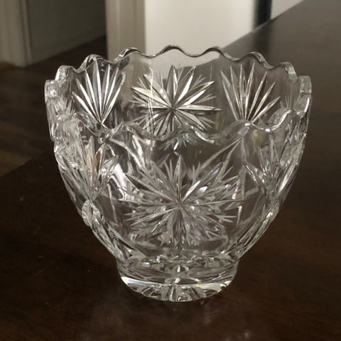 Glass skål. H: 10,5 cm. D: 12 cm.