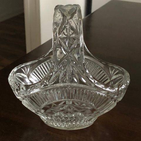 Glass kurv / skål med hank. H: 16-17  cm